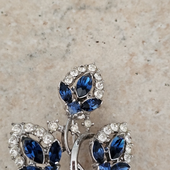 Vintage Crown Trifari Blue and Clear Rhinestone Basket Brooch - Picture 9 of 11